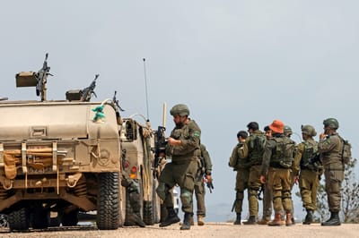 Soldados del ejército israelí permanecen junto a sus vehículos Humvee mientras patrullan la frontera con el sur del Líbano, en la Alta Galilea, al norte de Israel, el 17 de abril de 2026. El ministro de Defensa israelí declaró ese mismo día que la campaña contra el grupo militante Hezbolá aún no había concluido, apenas unas horas después de que entrara en vigor un alto el fuego de 10 días en el Líbano. (Foto de Jalaa MAREY / AFP)