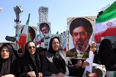 Mujeres iraníes sostienen una imagen del nuevo líder supremo de Irán, el ayatolá Mojtaba Khamenei, durante una manifestación denominada "Chicas Sacrificadas" para rendir homenaje a las mujeres asesinadas durante la guerra de Oriente Medio, en Teherán, el 17 de abril de 2026. El 28 de febrero, Israel y Estados Unidos lanzaron ataques contra Irán, matando a su líder supremo y desencadenando una guerra que se extendió por todo Oriente Medio, desatando el caos en los mercados mundiales y disparando los precios del petróleo. (Foto de AFP)