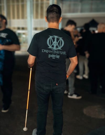 Daniel Alfaro, fan no vidente, posa con su camiseta previo al concierto de Dream Theater en Parque Viva,&nbsp; La Guácima de Alajuela.