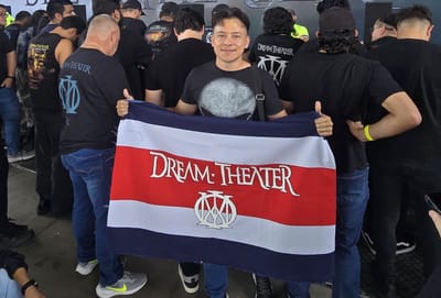 Freddy Moya, fan de Dream Theater, en la previa del concierto en Parque Viva, La Guácima de Alajuela, en 2026.