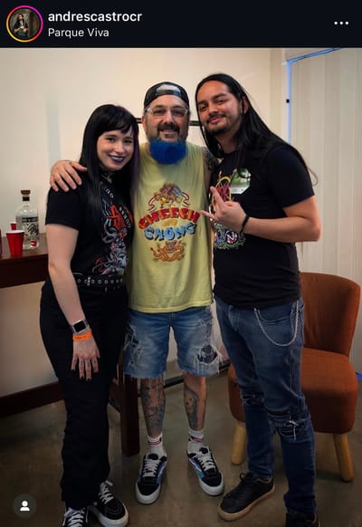 De izquierda a derecha: Sunfyre, baterista de Fractal Sun; Mike Portnoy, baterista de Dream Theater; y Andrés Castro, guitarrista profesional costarricense.IG: @andrescastrocr