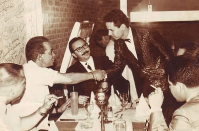 Pibe Hine (derecha) saluda a Cantinflas (izquierda), ícono del humor mexicano, en el Club 113, Managua, Nicaragua (1964). Foto: Familia Hine.