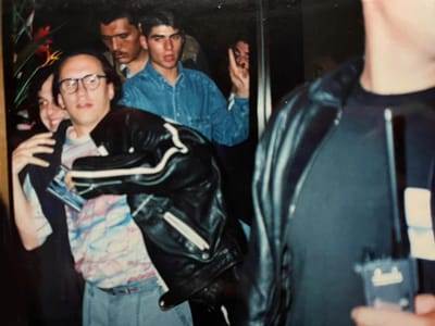 Marciano Cantero (1995, San José, Costa Rica). El exvocalista de Enanitos Verdes (izquierda) sostiene el primer disco llamado Azul de El Parque.