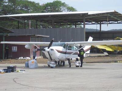 Avioneta con cargamento de droga capturada en la pista de una finca agrícola.