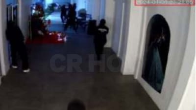 Cinco de los sospechosos armados dentro de la vivienda, en Moín.