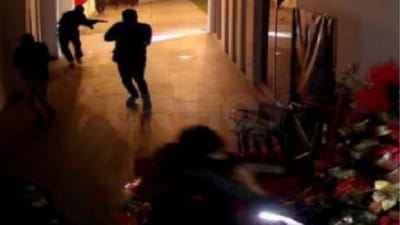 En una de las capturas se aprecia a dos sospechosos disparando los fusiles de asalto dentro de la vivienda.