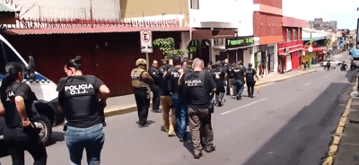 En el hotel había unas 20 personas consumiendo drogas, según el agente judicial.