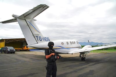 Avioneta narco capturada en el 2013 en Aeropuerto en el Valle de la Estrella con gran cargamento de cocaína y con dos guatemaltecos a bordo. Ministerio de Seguridad Pública