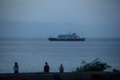 Vista general del crucero MV Hondius, anclado frente al puerto de Praia, capital de Cabo Verde, el 6 de mayo de 2026. Dos tripulantes gravemente enfermos a bordo del crucero, afectado por un brote mortal de hantavirus, serán evacuados vía Cabo Verde a los Países Bajos, lo que permitirá al buque continuar su viaje hacia las Islas Canarias, España, según informó la compañía naviera el 5 de mayo de 2026. AFP