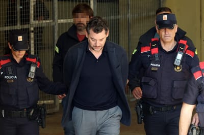 Agentes de la policía regional catalana (Mossos d'Esquadra) escoltan a Jonathan Andic, hijo de Isak Andic, fundador de la marca de moda española Mango, a su llegada a un juzgado en Martorell, cerca de Barcelona, tras su detención el 19 de mayo de 2026. La policía española anunció hoy la detención del hijo mayor del fundador del imperio de la moda Mango, Isak Andic, por la muerte de su padre durante una excursión en diciembre de 2024. AFP