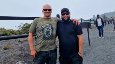 José Luis Agüero (de negro) al reencontrarse en Costa Rica con su hermano Cristian.