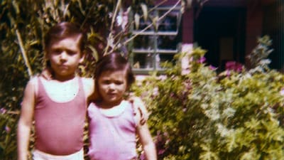 Carlos y Cristian en Costa Rica antes de ser adoptados por la familia de Noruega.