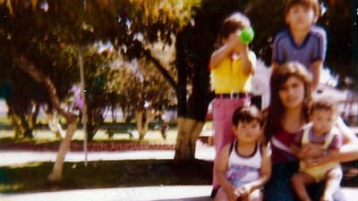 Rosa con sus tres hijos y otro niño de la familia, antes de que el PANI se los llevara.