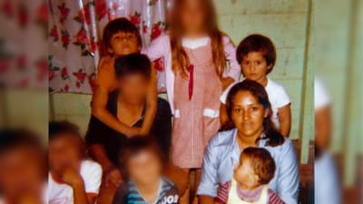 Rosa (de celeste) junto a José Luis en el regazo y sus hijos Cristian (de blanco) y Carlos (detrás del niño de negro).