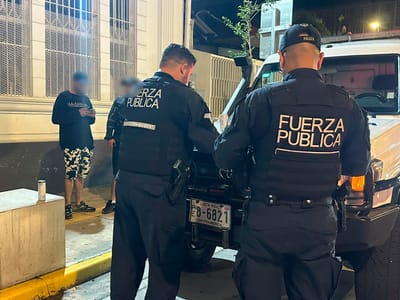 Oficiales de la Fuerza Pública abordan de forma recurrente a jóvenes consumiendo licor en vía pública. Barrio la California, viernes 8 de mayo.