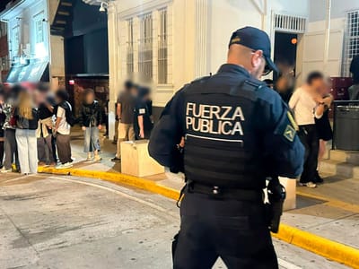 La vigilancia por parte de Fuerza Pública pretende evitar la venta y el consumo de drogas. Barrio la California, viernes 8 de mayo.