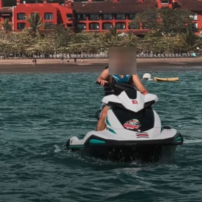 El cómplice del excajero del banco publicó videos en redes sociales de sus paseos a la playa.