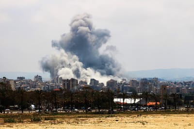 Una columna de humo se eleva tras un ataque aéreo israelí en las afueras de Tiro, al sur del Líbano, el 1 de junio de 2026. AFP/Con fines ilustrativo
