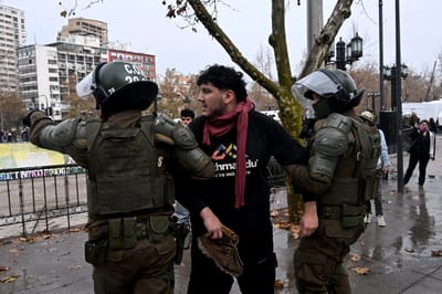 Manifestantes en Chile contra el gobierno de José Antonio Kast. AFP