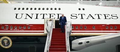 El presidente estadounidense Donald Trump sale del nuevo Air Force One, obsequiado por Qatar, en un hangar de la Base Conjunta Andrews en Maryland.
