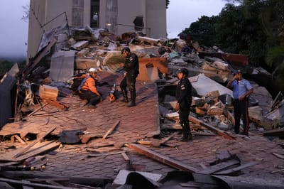 Rescate de víctimas por el terremoto en Venezuela. AFP