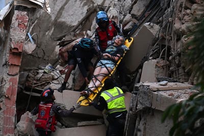 Una mujer resultó herida tras el colapso de un edificio. AFP