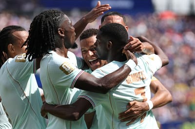 El delantero francés Ousmane Dembélé (derecha), número 07, celebra el tercer gol de su equipo junto al delantero Kylian Mbappé (centro), número 10, durante el partido de fútbol del Grupo I del Mundial 2026 entre Noruega y Francia en el Boston Stadium de Foxborough el 26 de junio de 2026. (Foto de FRANCK FIFE / AFP)