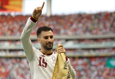 El centrocampista español Alex Baena (n.º 15) celebra tras marcar el primer gol de su equipo durante el partido de fútbol del Grupo H de la Copa Mundial de 2026 entre Uruguay y España, en el estadio de Guadalajara, en Zapopan, el 26 de junio de 2026. AFP