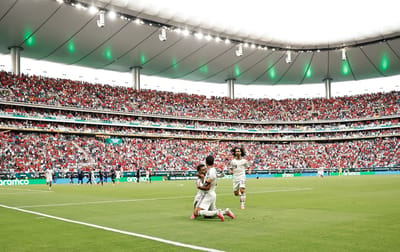El centrocampista español Alex Baena celebra con su compañero Rodri el primer gol de su equipo durante el partido de fútbol del Grupo H de la Copa Mundial de 2026 entre Uruguay y España, disputado en el Estadio Guadalajara de Zapopan el 26 de junio de 2026. (Foto de ULISES RUIZ / AFP)