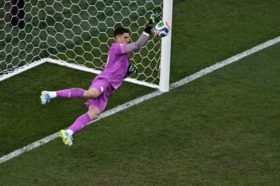 El portero de Paraguay, Orlando Gill (n.º 12), detiene el lanzamiento de penalti del delantero alemán Kai Havertz (no visible) durante la tanda de penaltis del partido de dieciseisavos de final de la Copa Mundial de 2026 entre Alemania y Paraguay, disputado en el Boston Stadium de Foxborough el 29 de junio de 2026. (Foto de Jewel SAMAD / AFP)