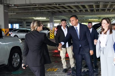 Pablo Martínez Bertozzi, director de la DIS, saluda a Laura Fernández, presidenta de la República. CRH