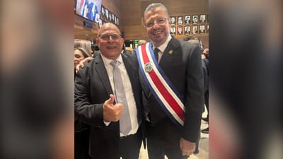 Fernando Obaldía y Rodrigo Chaves en la Asamblea Legislativa.