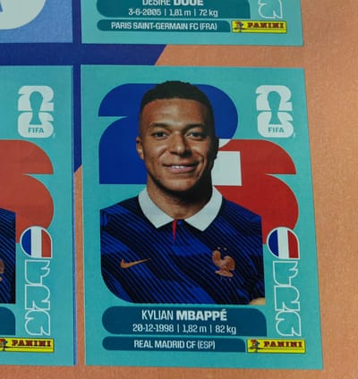 La postal de Kylian Mbappé (FRA20) comparte con Lamine Yamal el primer lugar entre las figuritas de jugadores más caras de la colección, con un precio oficial de ¢3.500.