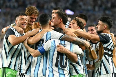 Argentina ganó 3-2 a Cabo Verde y clasificó a los octavos de final. AFP