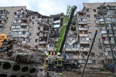 Equipos de rescate trabajan en un edificio residencial