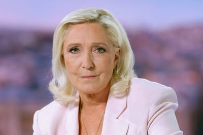 Marine Le Pen anuncia su candidatura a la Presidencia de Francia pese a su condena. AFP
