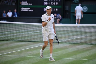 El italiano Jannik Sinner celebra tras ganar un punto contra el alemán Alexander Zverev durante la final individual masculina del torneo de Wimbledon 2026. AFP