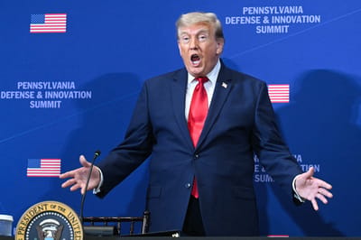 Investigan a operador de teleprónter de la Casa Blanca por presuntas apuestas relacionadas con Trump