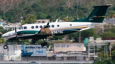 Avión en el que serán trasladados a Nueva York Macho Coca y Compadre