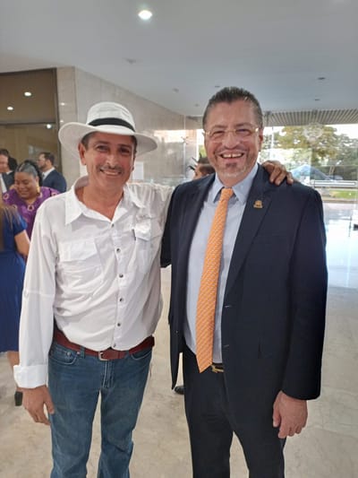 Alcalde de Puerto Jiménez junto a Rodrigo Chaves