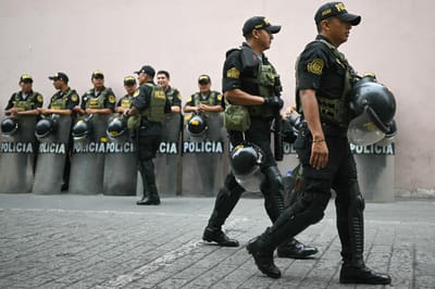 Militares y policías de Perú participaron en un operativo contra un grupo armado de origen colombiano en una zona fronteriza con Colombia.