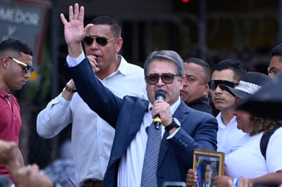 Former Honduran president Juan Orlando Hernandez (2014-2022) addresses supporters upon arriving at the Supreme Court of Justice in Tegucigalpa on September 1, 2026, where a judge is set to rule on whether he will stand trial on money laundering and fraud charges following an initial hearing. (Photo by Orlando SIERRA / AFP)