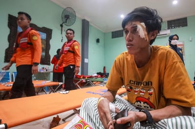 Equipos de emergencia participan en las labores de búsqueda y rescate tras el naufragio de un ferry en el mar de Java, Indonesia, donde más de un centenar de personas permanecen desaparecidas.