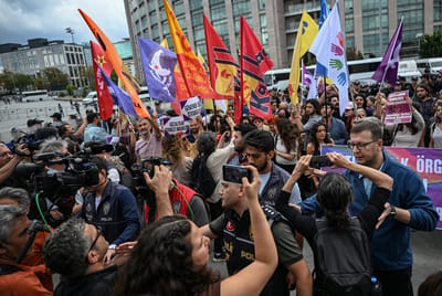 Manifestantes protestan frente a un tribunal de Estambul contra las redadas y detenciones de miembros y activistas de la comunidad LGBTQ en Turquía.