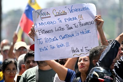 Manifestantes se concentraron este jueves en Caracas para exigir el regreso a Venezuela de la líder opositora María Corina Machado, quien permanece en el exilio.