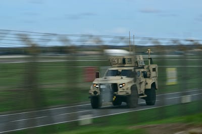 Un vehículo blindado patrulla el interior de la base de la RAF en Fairford, en el suroeste de Inglaterra, el 28 de septiembre de 2026, un día después de que la policía antiterrorista británica investigara un incidente «importante» cerca de la base utilizada por la Fuerza Aérea de los Estados Unidos. AFP