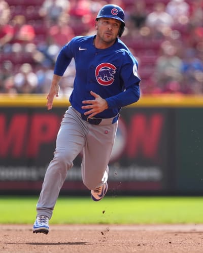 Alex Bregman, de los Chicago Cubs, avanza a tercera base con un doble de Ian Happ durante la primera entrada de un partido de béisbol contra los Cincinnati Reds, domingo 20 de septiembre de 2026, en Cincinnati. (Foto AP/Kareem Elgazzar)