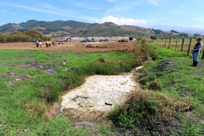 Termal que fue drenada y tapada dentro de la finca de Hybrida Farm. Así se veía antes de que fuera desaparecida por la intervención de los dueños de la propiedad.