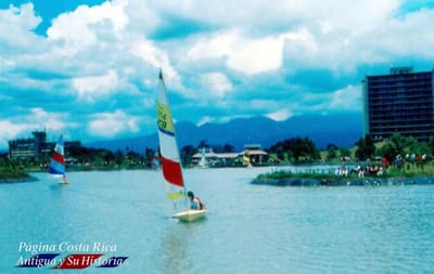Lago en el Parque Metropolitano La Sabana.