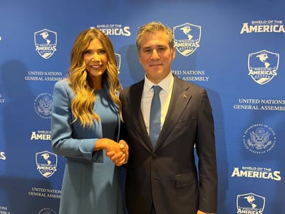Manuel Tovar y Kristi Noem.